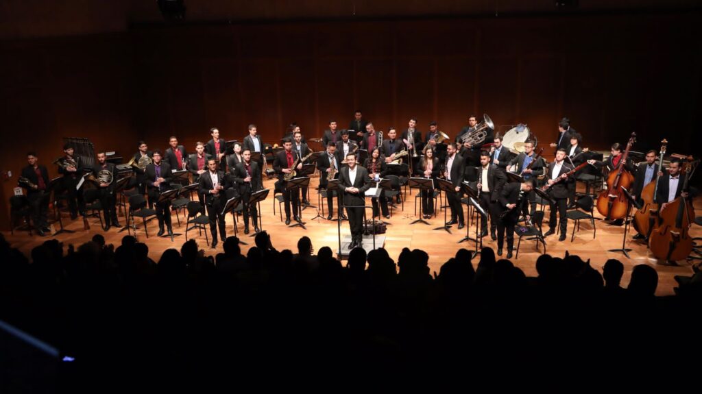 Andres francisco Cristancho en el teatro Julio Mario Santodomingo