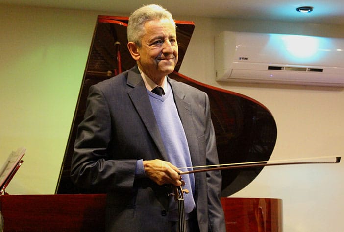 Mauricio Cristancho Hernández durante una presentación como violinista y director musical colombiano